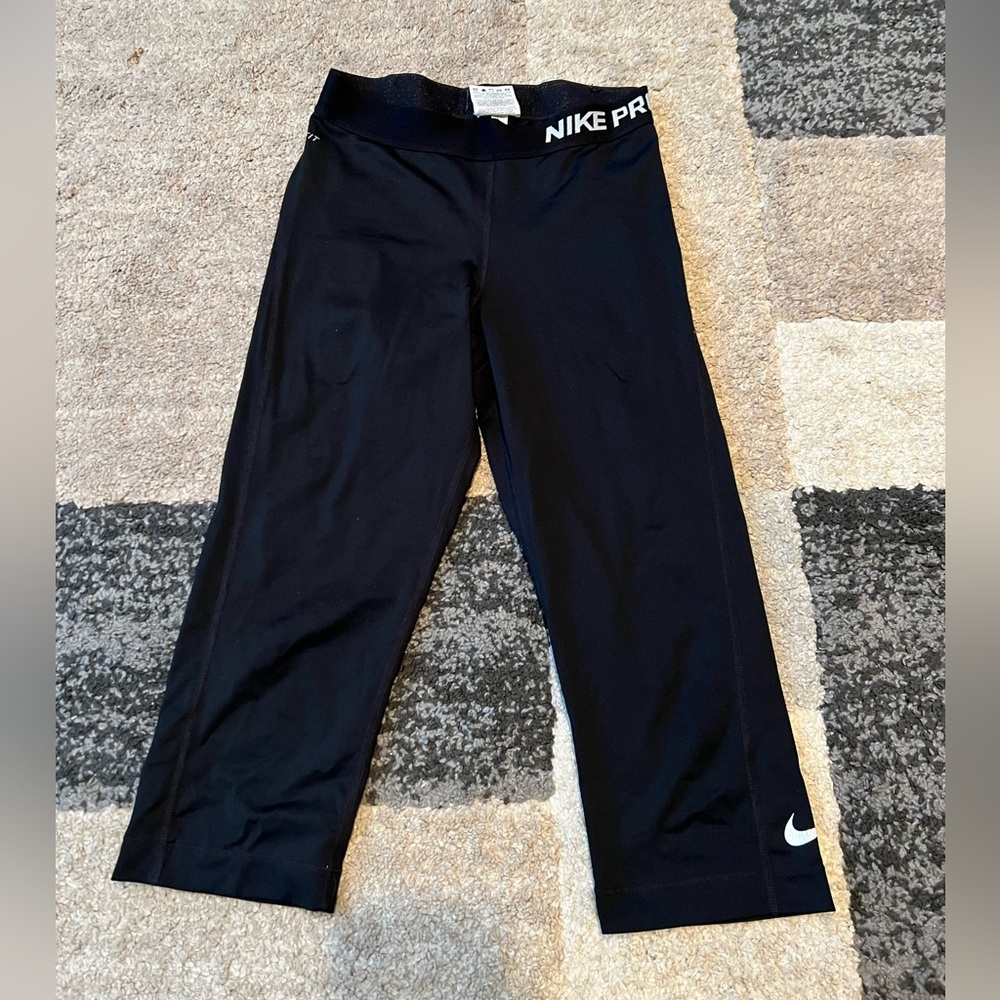 Black cropped Nike leggings